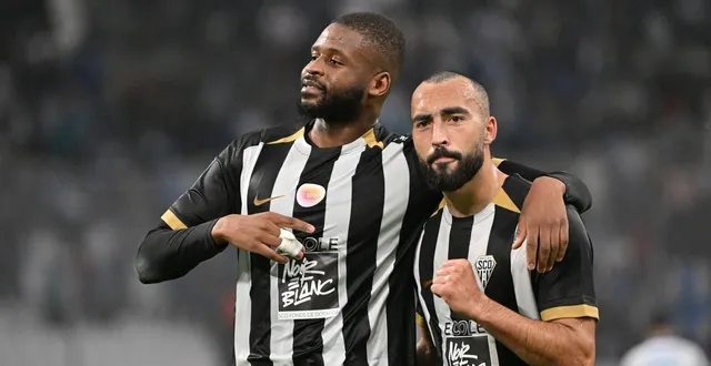 photo  ousmane camara célèbre le très bon nul angevin à marseille avec himad abdelli.  &copy;  afp 