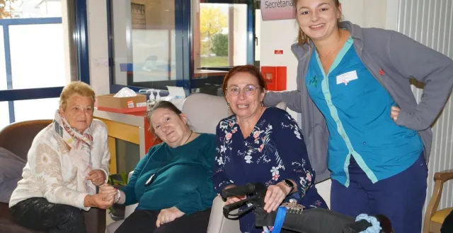 photo  dans le cadre des animations pour octobre rose, menées par nadia bonnel, les résidents de l’ehpad ont fabriqué des petits nœuds. durant toute une journée, ils étaient proposés ainsi que d’autres objets aux visiteurs. la somme de 250 € a été récoltée, et sera versée à l’association tinch’roses pour le centre françois-baclesse.  &copy;  ouest-france 