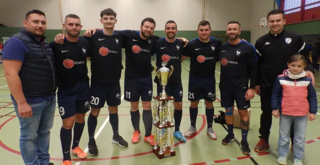 photo  le trophée philippe-dubillot a été remis par justin lelièvre, à gauche, responsable de l’amicale des sapeurs pompiers candéens et thomas dubillot, fils de philippe, à droite, à l’équipe d’ancenis.  &copy;  co 