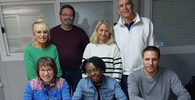photo  bertille wasiak (assise au centre de la photo) et le nouveau bureau de pincés de scène au complet.  &copy;  co 