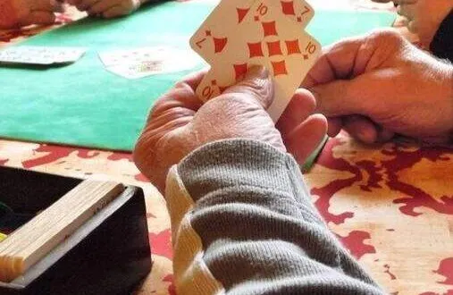 photo  les joueurs se préparent pour une soirée où bluff, tactique et bonne humeur seront de mise.  &copy;  le maine libre 