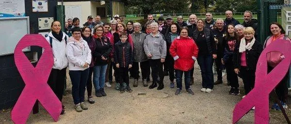 photo  dimanche dernier, fanny delmotte, animatrice au football-club d’écommoy,a organisé une randonnée au profit d’octobre rose. ce sont 45 personnes qui ont participé à cette randonnée de 7 km. les dons récoltés, 200 €, sont reversés à la ligue contre le cancer.  &copy;  ouest-france 