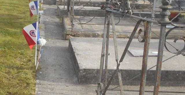 photo  mise en place par un adhérent des petits drapeaux au pied des tombes des morts pour la france.  &copy;  ouest-france. 