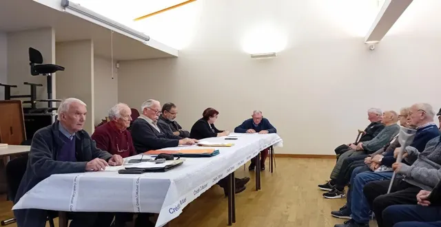 photo  les responsables de la fnaca avec jean claude moser et arlette bouvier, adjointe au maire de coulaines.  &copy;  le maine libre. 