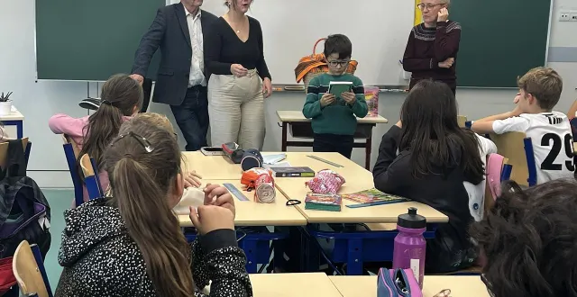 photo  les élèves de l’école alain-bourgeteau à sablé-sur-sarthe ont pu découvrir les ouvrages en lice, cette année, au prix cm/6es juste avant les vacances de la toussaint.  &copy;  communauté de communes du pays sabolien 