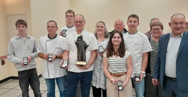 photo  la commune de mauges-sur-loire a fêté lundi le talmedier d’or de la boulangerie de la thau, tenu ici par franck boulestreau, patron de l’entreprise (au centre), accompagné de son équipe et d’élus.  &copy;  ouest-france 