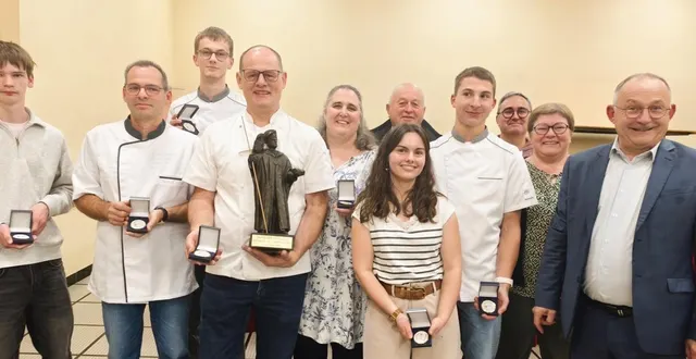 photo  franck et estelle boulestreau entourés de toute l’équipe du fournil de la thau et de la municipalité  &copy;  co 