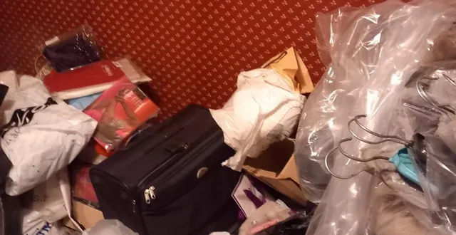photo  les cambrioleurs ont vidé tous les meubles et contenant au sol, pour mieux dénicher les biens de valeur.  &copy;  photo fournie par le fils 