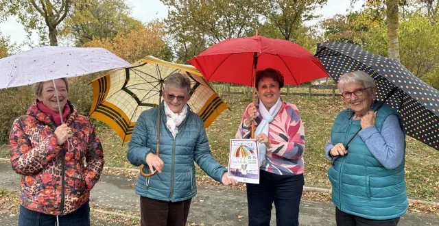 photo  le bureau (nelly, sylviane, michelle et thérèse. bernadette est absentede la photo) de l’association créa’loisirs avec leur parapluie… puisque l’exposition est sur le thème de l’eau.  &copy;  co. 