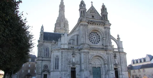 photo  les gendarmes ont constaté un arrêt du trio devant la basilique de sainte-anne-d’auray (morbihan), mi-octobre 2025.  &copy;  archives ouest-france. 