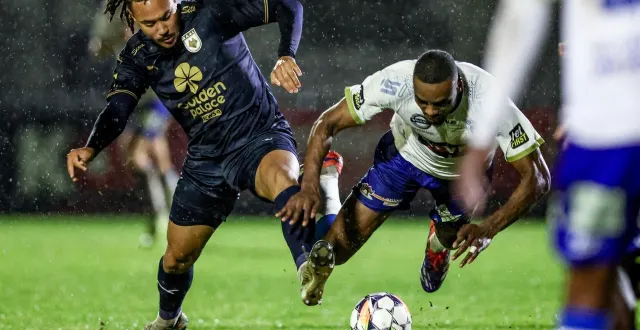 photo  alexis beka beka (à gauche) est entré en fin de match avec la louvière lors d’une rencontre de coupe de belgique.  &copy;  bruno fahy / afp 