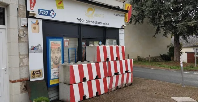 photo  le tabac presse du vieux bourg de longué-jumelles a été la cible de malfaiteurs.  &copy;  co - jean-françois koch 