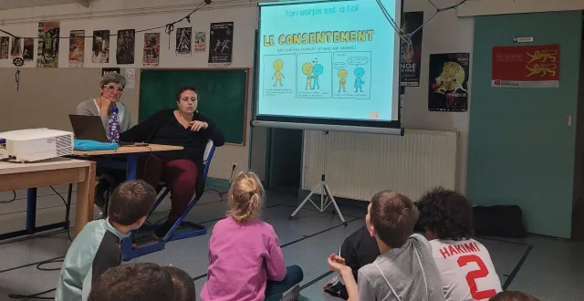 photo  véronique coutance (à gauche) et hélène kozaczyk (à droite) font le point avec les enfants autour de la notion de consentement.  &copy;  ouest-france 