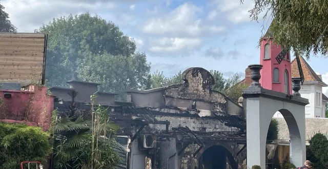 photo  l’incendie du dancing le moulin rose, près de rouen (seine-maritime), dans la nuit du 15 au 16 septembre 2025.  &copy;  archives ouest-france 