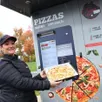 photo  natascha ouari, la responsable de l’enseigne pizza n’co de sablé-sur-sarthe, devant le distributeur d’auvers-le-hamon. 