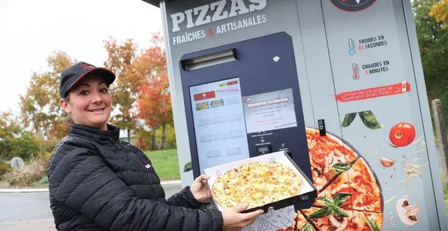 photo  natascha ouari, la responsable de l’enseigne pizza n’co de sablé-sur-sarthe, devant le distributeur d’auvers-le-hamon.  &copy;  ouest-france 