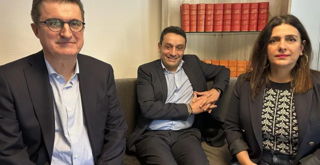 photo  angers, le 30 octobre 2025. les bâtonniers élus yves-marie herrou et ladan dirick entourent le bâtonnier en exercice frédéric raimbault.  &copy;  co - franck de brito 