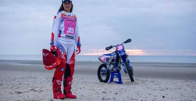 photo  originaire du saumurois, camille viaud est engagée dans le championnat du monde de motocross sur sable. le cinéaste thomas mourette la suivra tout au long de la saison.  &copy;  tm 