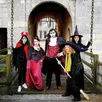 photo vampires, sorcières, fantômes et autres monstres attendent les visiteurs de tout âge pour halloween.