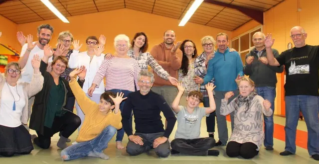 photo  la plupart des participants à l’atelier théâtre de la mjc sont issus de la grande famille de l’association camembert au cœur de l’histoire (acch) avec au centre, au premier plan, nicolas aubagnac et à droite, joël olivié.  &copy;  ouest-france 