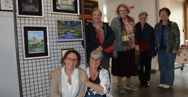 photo  frédérique massalaz (au premier plan à droite) expose pour les résidents.  &copy;  le maine libre 