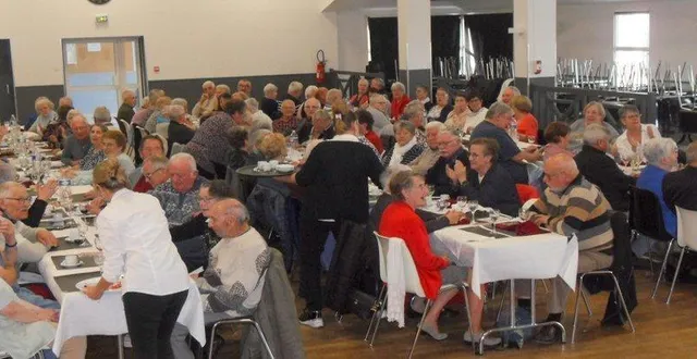 photo  plus d’une centaine d’aînés au repas plein de convivialité.  &copy;  le maine libre 