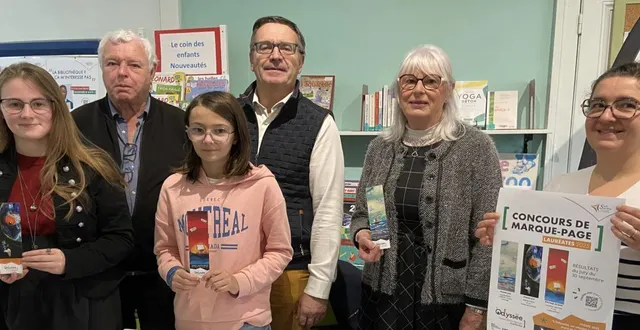 photo  les lauréates adeline léger, laureline liautard et danielle riant-lebosse posent avec leurs marque-pages accompagnés d’yves le bouffant, françois boussard et camille bénard.  &copy;  ouest-france 