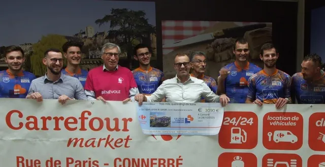 photo  le chèque a été remis au trésorier de la ligue (4e à gauche), par l’équipe des petits luca.  &copy;  ouest-france 