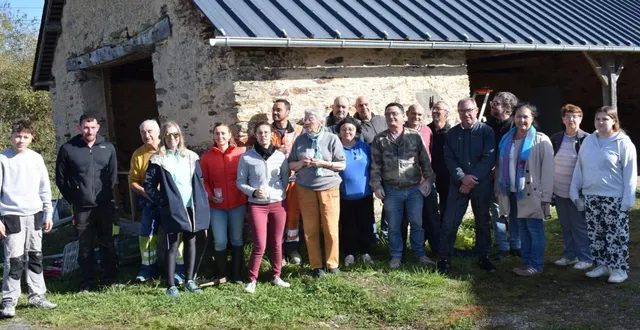 photo  samedi, les bénévoles participant à la rénovation de la salle communale.  &copy;  ouest-france 