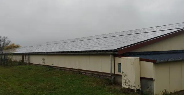photo  un exemple de bâtiment industriel recouvert de panneaux photovoltaïquesen totalité sur la face sud, à chalonnes-sur-loire.  &copy;  ouest-france 