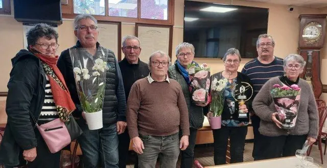 photo  cinquante-huit équipes se sont récemment engagées pour un nouveau challenge : le challenge une femme, un homme. la finale s’est déroulée samedi 25 octobre à la société l’union agricole de thouarcé. sont sortis vainqueurs anita léger et bernard lhommelet (du cercle saint-pierre de valanjou) contre martine peltier et jacky dubrey (de la société l’union de seiches-sur-le-loir), par 12 points à 11. le prochain évènement de la société de thouarcé va démarrer le lundi 17 novembre avec la 34e édition du challenge de bonnezeaux avec 128 équipes engagées et une finale programmée le dimanche 1er février 2026.  &copy;  co 