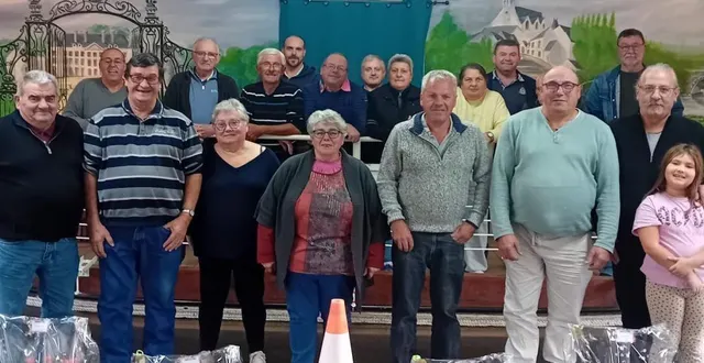 photo  samedi 18 octobre à la société du milieu a mazé avait lieu la finale du challenge de boule de fort du milieu, avec un plot de chantier au milieu pour tester la dextérité des joueurs. ce challenge qui a réuni près de 20 équipes a vu la victoire de philippe foin et christian thomas. ils se sont imposés contre andré dalibon et philippe guy sur le score de 12 à 10. l’équipe de lucette tertulien complète le podium. prochain rendez-vous : l’assemblée générale, samedi 8 novembre.  &copy;  document remis 