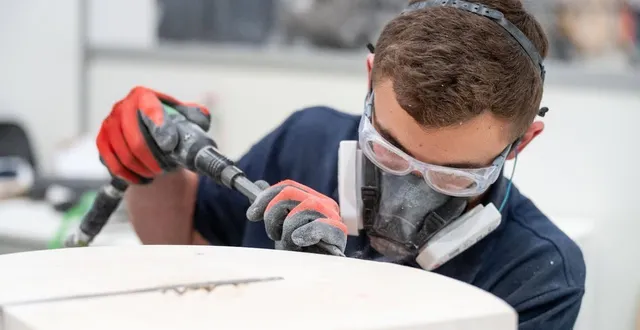 photo  aurélien petit, ici lors du concours national des worldskills, est un jeune tailleur de pierre « à très fort potentiel ».  &copy;  worldskills 
