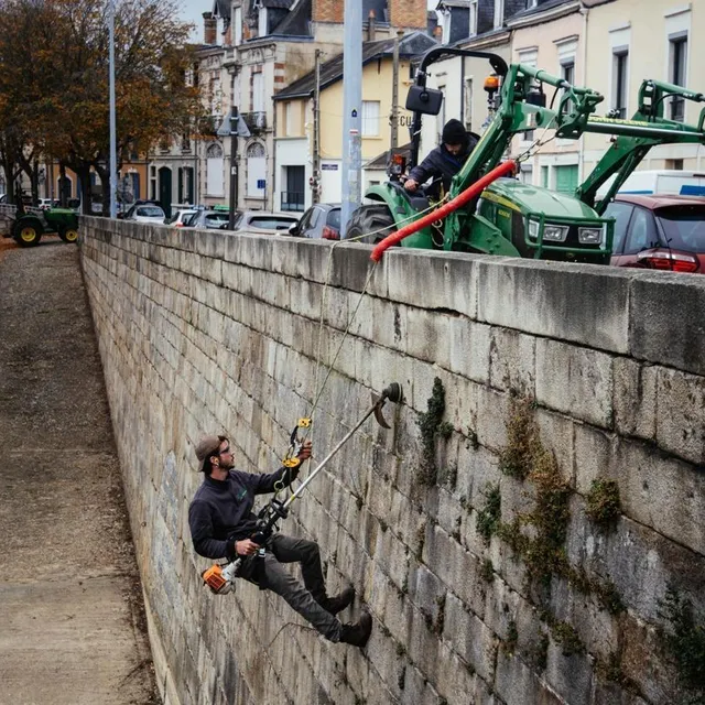 photo pour nettoyer les surfaces verticales, les ouvriers se suspendent à des véhicules.  ©  ouest-france