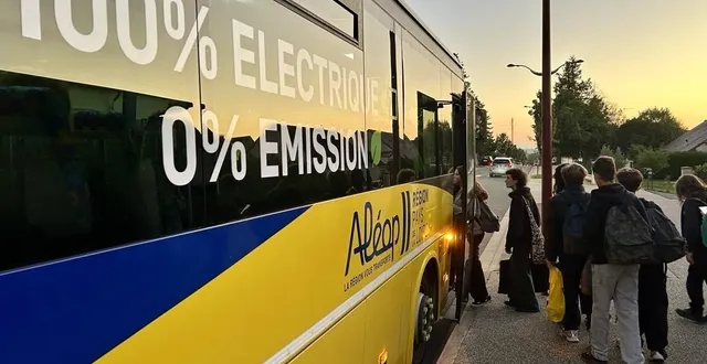 photo  à etival et saint-georges-du-bois, des dizaines d’élèves du groupe scolaire privé saint-joseph la salle (commune de pruillé-le-chétif) montent tous les matins dans un autocar électrique qui roulait auparavant au diesel.  &copy;  le maine libre 