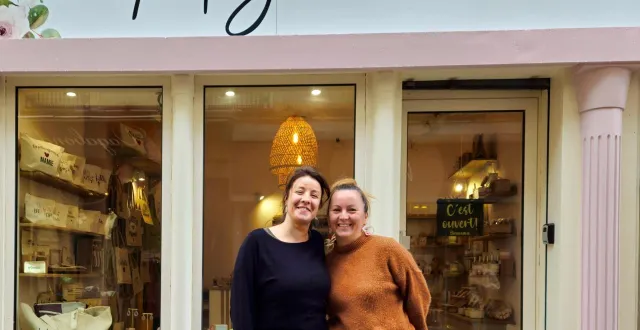 photo  chloé chesnel, présidente du gie d2mains, et angélique ducrocq, membre du même gie, gèrent ensemble la boutique angëlune au mans.  &copy;  archives le maine libre 