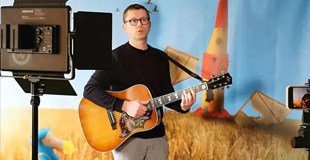 photo  sébastien buffet interprétera les spectacles.  &copy;  association le renard à plumes 