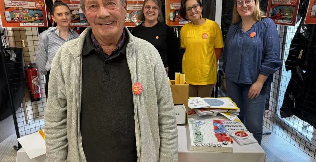 photo  futur ex-fumeur, daniel boulay est soutenu face au défi par lice messu (addictions france), béatrice né (ville d’alençon), nilène perreaux-targat (ligue contre le cancer) et éloïse besnard (addictions france).  &copy;  ouest-france. 