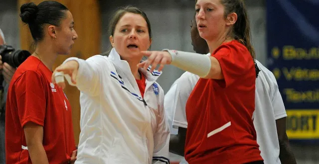 photo  julie carpentier (au centre) apporte toute son expérience à ses jeunes partenaires.  &copy;  co – christophe bernard 