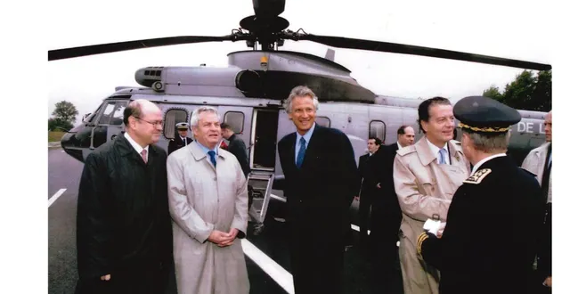 photo  le 21 octobre 2005, albert debotté, alors maire de gacé, accueillait dominique de villepain pour l’inauguration de l’autoroute a28.  &copy;  archivesouest-france 