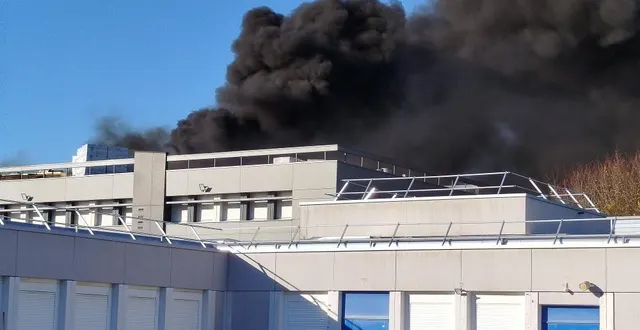 photo  un incendie est en cours au collège saint-exupéry à chalonnes-sur-loire.  &copy;  ouest-france 