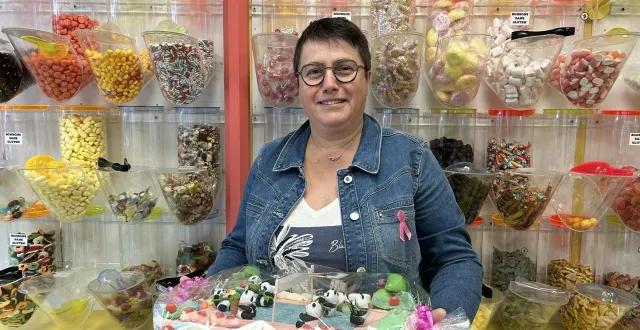 photo  patricia bazin, 60 ans, vends depuis presque trente ans des bonbons dans son magasin, 18, rue du 6-juin à flers (orne).  &copy;  ouest-france 