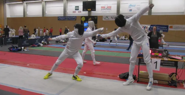 photo  le tournoi international des ducs d’alençon est toujours l’occasion de voir des joutes spectaculaires. la salle de l’étoile, de par sa superficie, grouille d’épéistes prêts à toutes les cabrioles pour l’emporter.  &copy;  ouest-france 