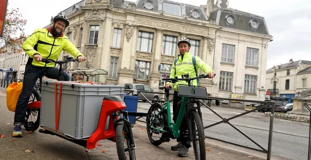 photo  saumur, vendredi 31 octobre 2025. alexandre peltier (à gauche) et françois dumont ambitionnent de développer le service à vélo.  &copy;  co - matthieu gruaz-toussaint 