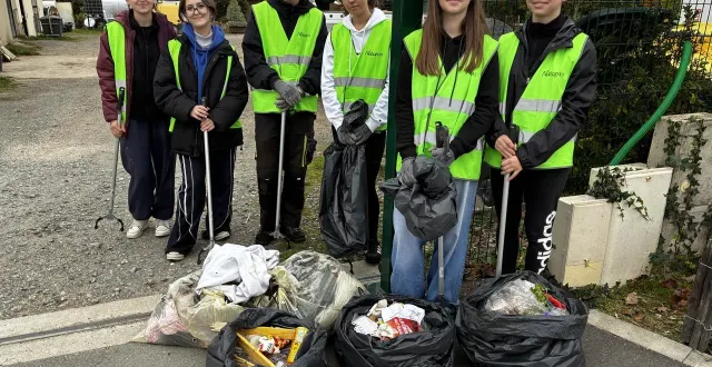 photo  les six jeunes du chantier argent de poche organisé par la mairie d’auvers-le-hamon, pendant la deuxième semaine des vacances de la toussaint 2025, ont ramassé de nombreux déchets.  &copy;  mairie d’auvers-le-hamon 