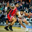 photo  trevor hudgins face à tj campbell, l’un des duels clés du derby entre le msb et cholet. 