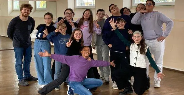 photo  les jeunes acteurs de l’avant-scène avec l’animateur du jour, le comédien professionnel benjamin lamy-berrué.  &copy;  ouest-france 