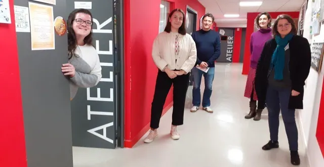 photo  anne-laure dubois, dans son atelier d’enluminure, est présente depuis l’ouverture de rive d’arts. de gauche à droite, valentine crochemore, agent d’accueil, vincent guibert, adjoint à la culture, anne blaison, directrice de la culture, emilie boyer, adjointe au tourisme.  &copy;  ouest-france 