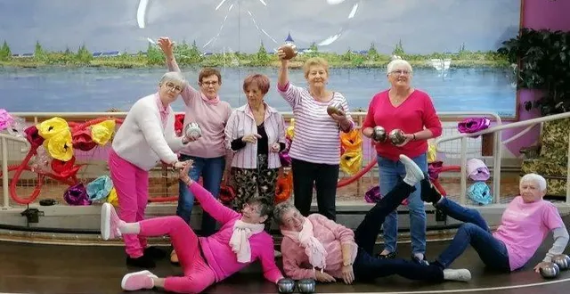 photo  dans un jeu agréablement décoré, pendant tout le mois d’octobre, les équipes féminines ont fait rouler la boule de fort, pour la bonne cause et dans la bonne humeur.  &copy;  photo yves le maguer 