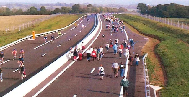 photo  le 21 octobre 2005, l’autoroute a été envahie par des cyclistes, des marcheurs et des rollers.  &copy;  ouest-france 